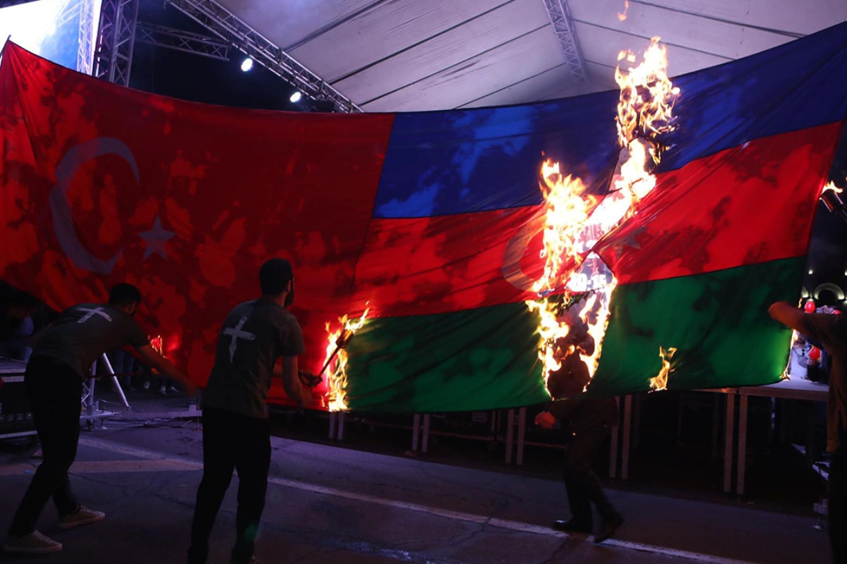 На митинге в Ереване сожгли флаги Азербайджана и Турции - ВИДЕО